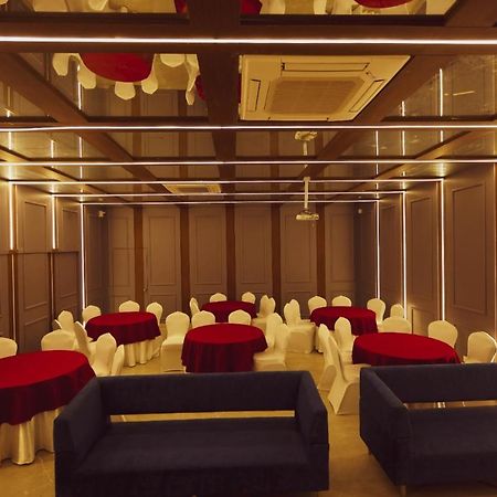 Hotel Kiran Miraj Luaran gambar