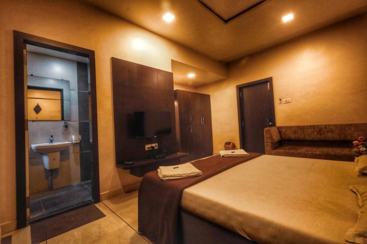 Hotel Kiran Miraj Luaran gambar