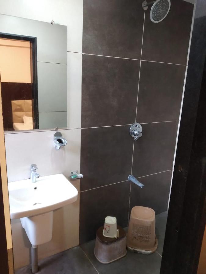 Hotel Kiran Miraj Luaran gambar