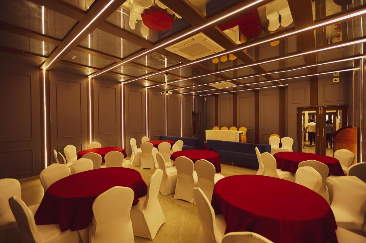 Hotel Kiran Miraj Luaran gambar