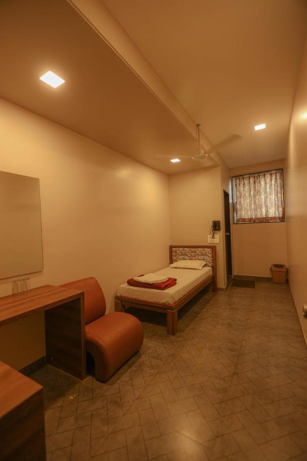 Hotel Kiran Miraj Luaran gambar