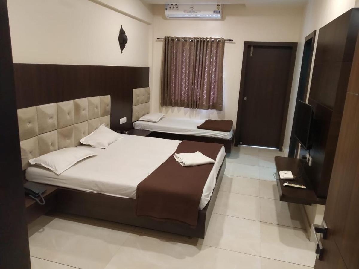 Hotel Kiran Miraj Luaran gambar