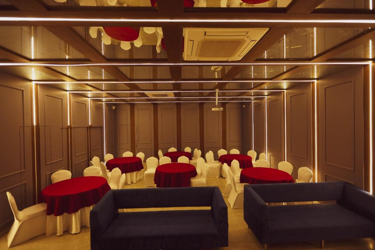Hotel Kiran Miraj Luaran gambar